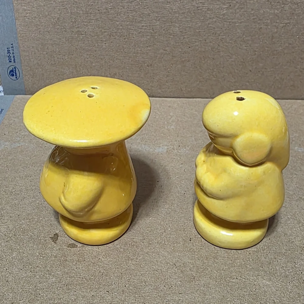 Vtg Chinese Couple Salt Pepper Shaker Set #146